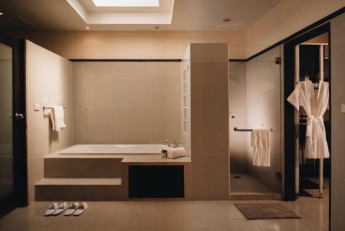 a bathroom with a bath tub and a sink at Green Olive Villa Amata Spring Golf in Ban Nong Mai Daeng (2)