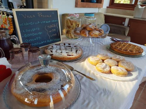卡斯特拉巴特VILLA PASCALE - B&B - CASA VACANZE的一张桌子上放着各种糕点和馅饼