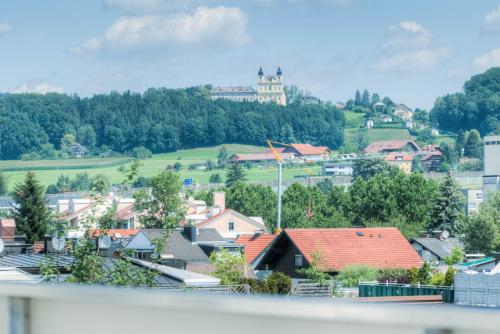 uma pequena cidade com um castelo numa colina em Eco Suite Hotel em Salzburgo