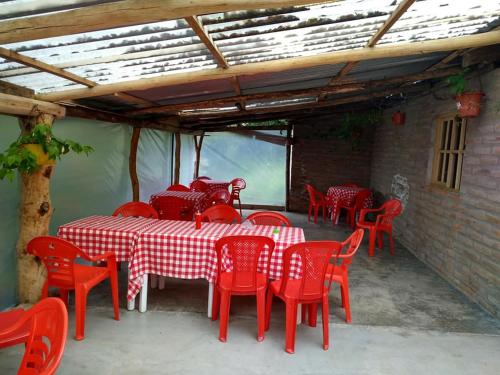 einen roten Tisch und Stühle auf einer Terrasse in der Unterkunft Termas El Pantanal in Papallacta