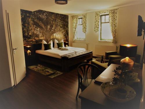 アイゼンベルクにあるHotel Trendtinoのベッドルーム1室(ベッド1台付)、リビングルームが備わります。