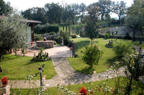 un jardín con un camino de piedra y flores en Borgo Patierno, en Conca della Campania