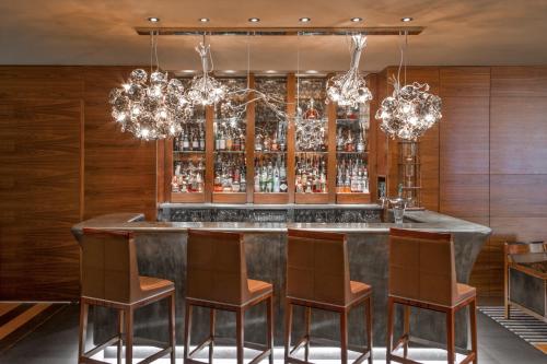 Ο χώρος του lounge ή του μπαρ στο Hotel Okura Amsterdam – The Leading Hotels of the World