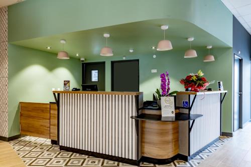 a lobby of a dental office with green walls at B&B HOTEL Bordeaux Centre Gare Saint-Jean in Bordeaux
