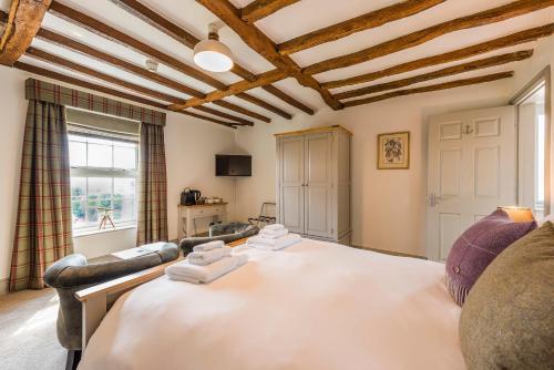 een slaapkamer met een groot wit bed in een kamer bij The Rodney in Martley