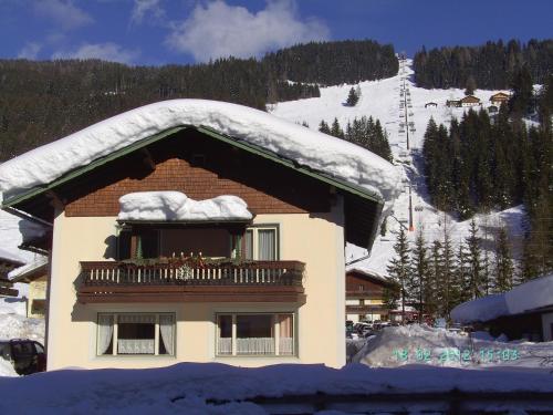 a building with a balcony covered in snow at Ferienhaus Försterlisl in Kleinarl