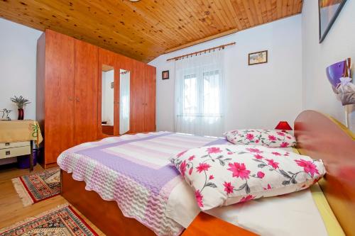 Ένα ή περισσότερα κρεβάτια σε δωμάτιο στο Holiday home and Apartment Dubravka