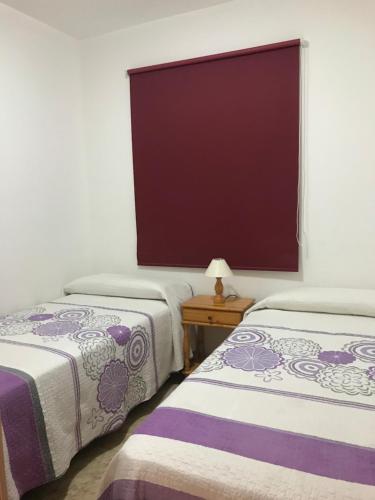 サン・セバスティアン・デ・ラ・ゴメラにあるBalcón al Atlánticoの大きな窓付きの客室で、ベッド2台が備わります。