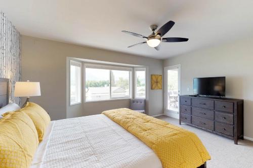 a bedroom with a bed and a ceiling fan at Wapato Point Lakeview in Manson
