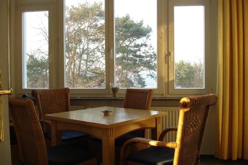 アールベックにあるVilla Germania Fewo Bügeの窓のある部屋(テーブル、椅子付)