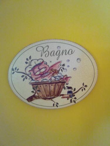 a sign for a basket with a bird in it at B&B Vista Fiume in Bosa