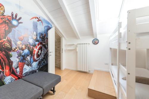 una camera da letto con un murale di Capitan America sul muro di A modo nostro Design Home a Cagliari