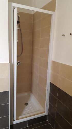 een douche met een glazen deur in de badkamer bij Mediterranean in Terrasini