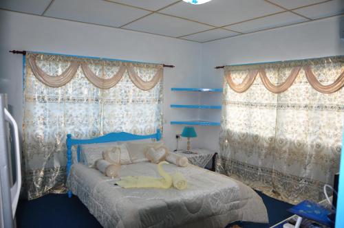 Giường trong phòng chung tại Le Chateau Bleu