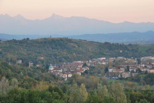 a town on a hill with mountains in the background at Agripodere Il Falco in Pontremoli
