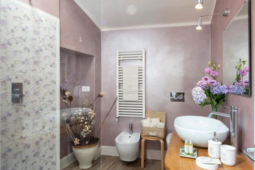 La salle de bains est pourvue d'un lavabo, de toilettes et d'une douche. dans l'établissement La Casa di Gelda, à Montalcino