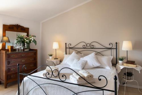 um quarto com uma cama preta e almofadas brancas em La Casa di Gelda em Montalcino