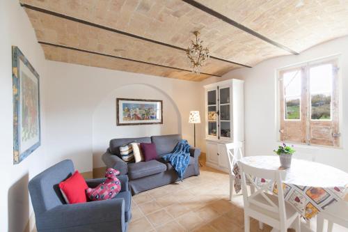 uma sala de estar com um sofá e uma mesa em Casale delle Rondini em Notaresco