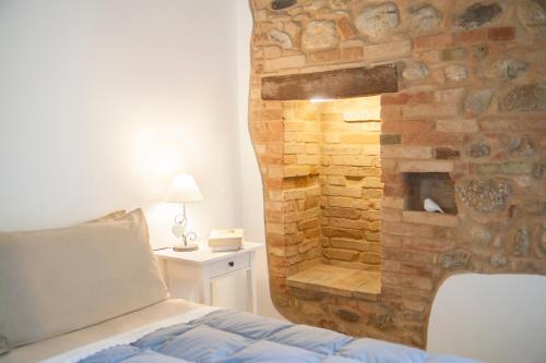 una camera da letto con un muro in pietra accanto a un letto di Casale delle Rondini a Notaresco