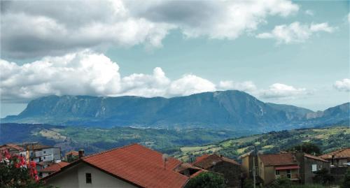 a view of a mountain range with houses and buildings at mansarda fiorita in Abatemarco
