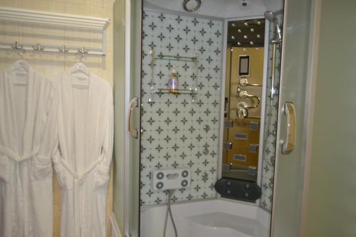 VotkinskにあるZhemchuzhina Hotelのバスルーム(シャワー、バスタブ、シャワー付)が備わります。