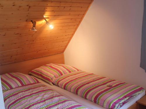 ヴィスマールにあるPicturesque Apartment in Wismar Germany near Beachの木製天井のドミトリールームのベッド2台分です。