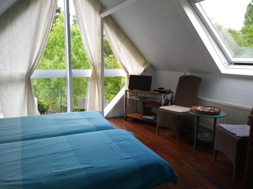 科克賽德－巴德的住宿－Albatros，一间卧室配有一张床和一张带电脑的书桌