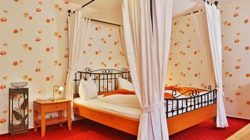 Un pat sau paturi într-o cameră la Hotel Restaurant Rebstock