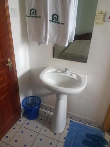 Bilik mandi di Good Samaritan Inn