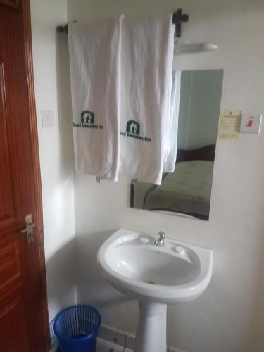 Bilik mandi di Good Samaritan Inn