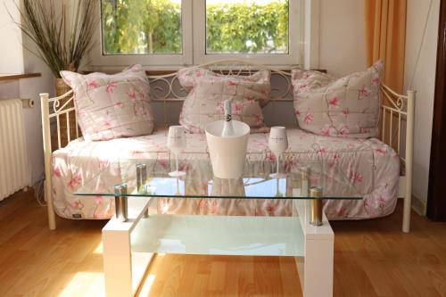 a living room with a couch and a glass table at Ferienunterkunft auf Sylt in Westerland (Sylt)