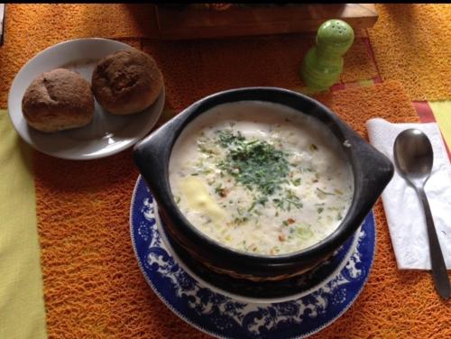 a bowl of soup and a plate of bagels on a table at La Estancia de la Pradera Cabana Fiba in Nobsa