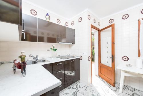 a kitchen with a bike sitting on a counter at Can Caimari in Cielo de Bonaire 