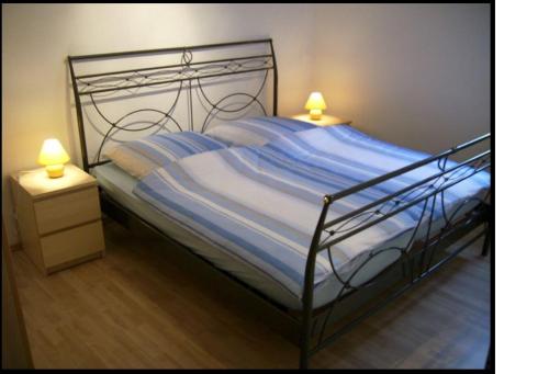 เตียงในห้องที่ Ferienhaus Burgeiche
