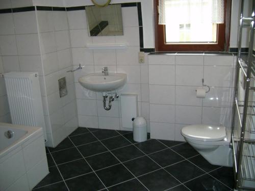 ベルンカステル・クースにあるFerienhaus Burgeicheのバスルーム(洗面台、トイレ付)