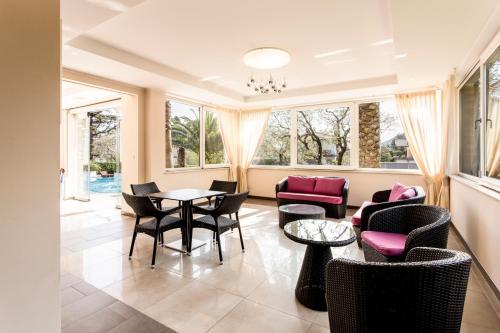 a living room with chairs and a table at Hotel Sorriso in Toscolano Maderno
