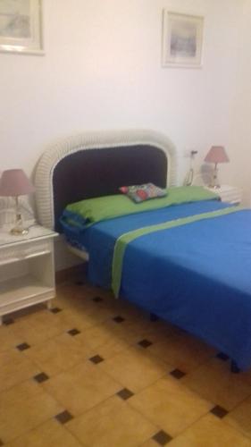 ベナルマデナにあるSanta Anaのベッドルーム1室(青い掛け布団付きのベッド1台付)