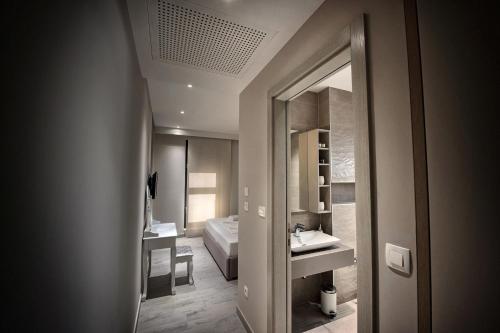 ein Bad mit einem Spiegel, einem Waschbecken und einem Bett in der Unterkunft Villa Amoretta Little Love - Pisak Omiš in Pisak