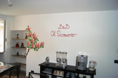 a sign on a wall that says big vs stench at B&B Il Sicomoro in Castion Veronese