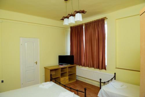 Una cama o camas en una habitación de Pensiunea Tranzit