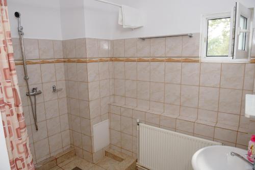Un baño de Pensiunea Tranzit