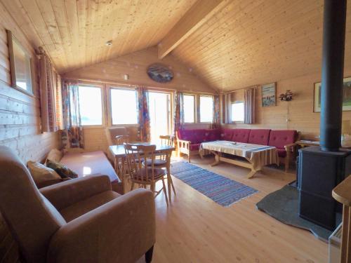 een woonkamer met een bank en een tafel bij Bird View Lofoten in Bøstad