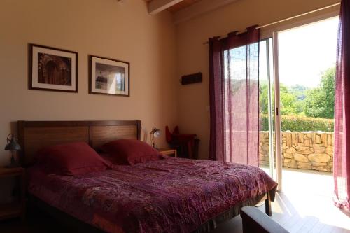 ユリューニュにあるApitoki - Chambres d'hôtes au Pays Basqueのベッドルーム1室(ベッド1台、大きな窓付)
