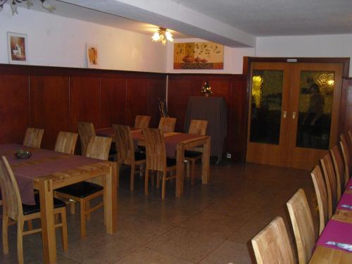 Un restaurante u otro lugar para comer en Gasthof zum Lahntal