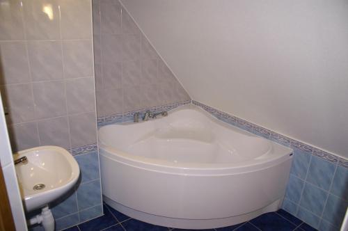 Kylpyhuone majoituspaikassa Viesu Nams Vecupe