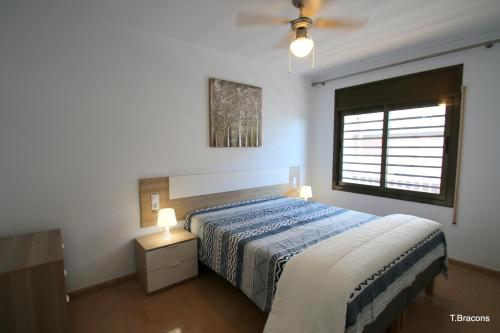 Schlafzimmer mit einem Bett und einem Fenster in der Unterkunft Apartamento Mimosas in Miami Platja