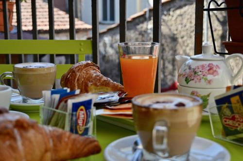 einen Tisch mit Tassen Kaffee und Gebäck in der Unterkunft Il Viaggiatore in Anagni