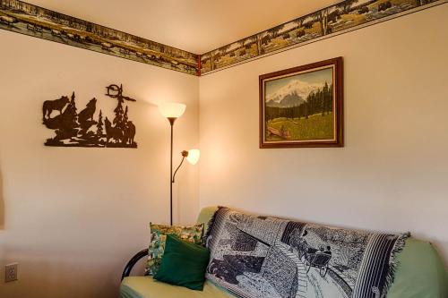 Χώρος καθιστικού στο Mountaineer Cabin