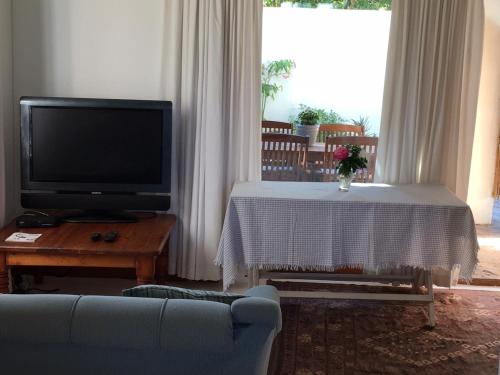 En tv och/eller ett underhållningssystem på Haven of Peace and Garden Cottage