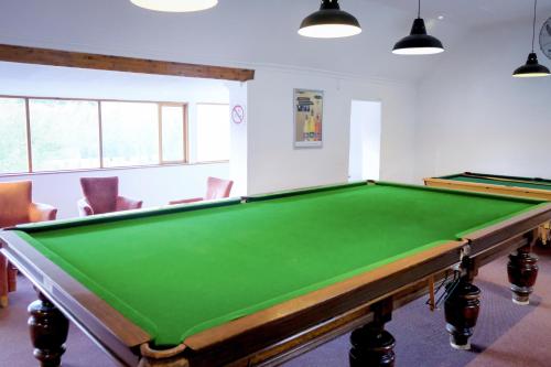 a billiard room with a pool table in it at Houw Hoek Hotel in Botrivier
